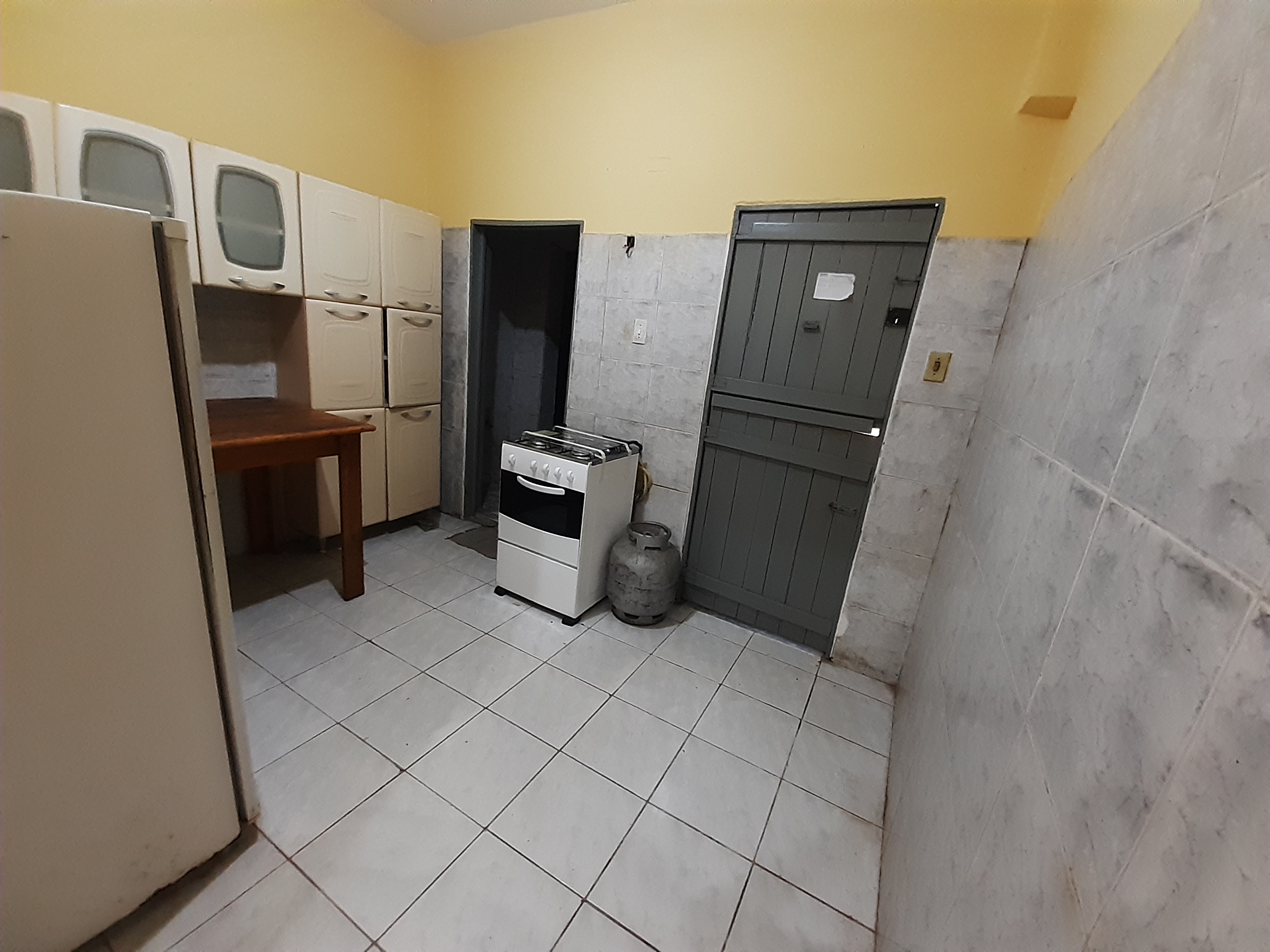 Kitnet dentro de uma casa com quarto, cozinha e banheiro individuais 3