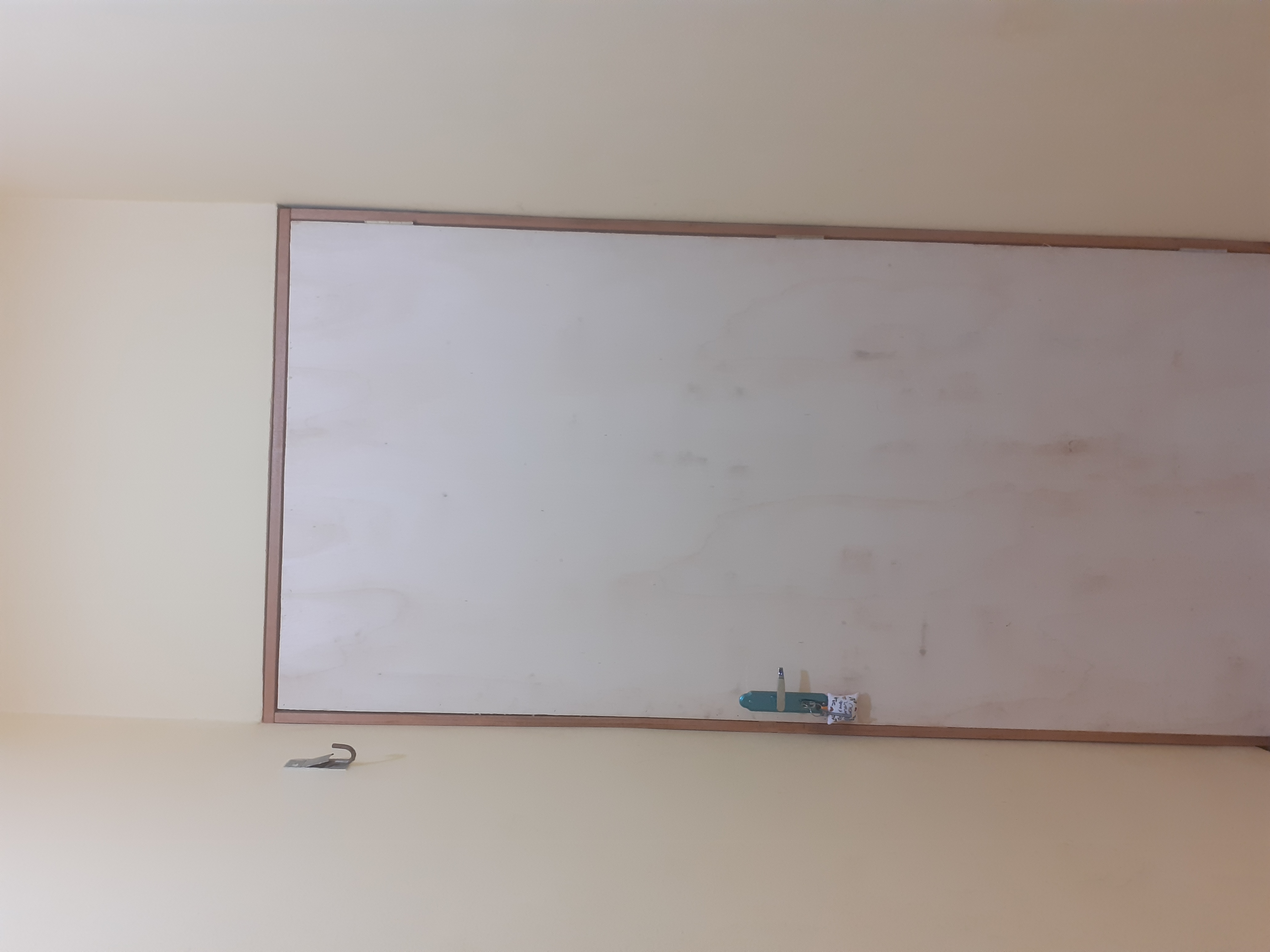 Kitnet dentro de uma casa com quarto, cozinha e banheiro individuais 2