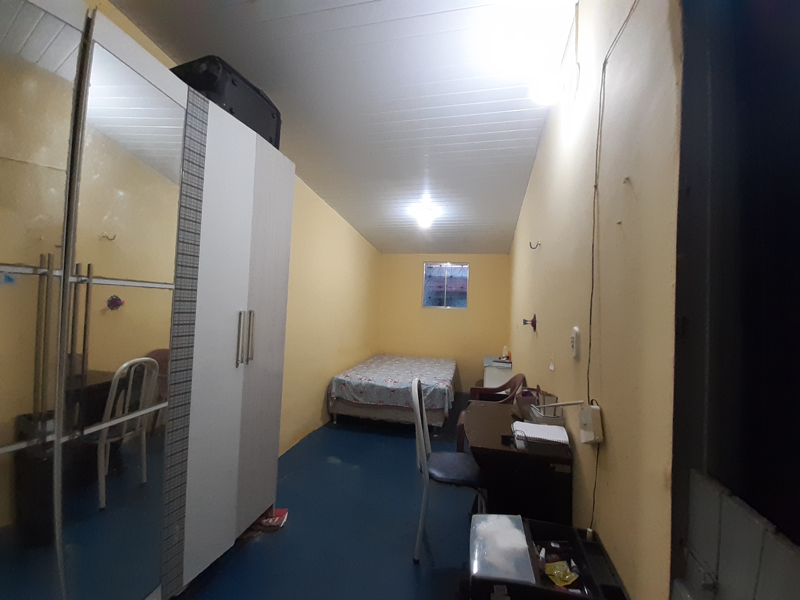 Kitnet dentro de uma casa com quarto, cozinha e banheiro individuais 1